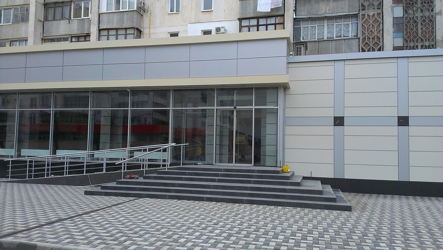Заказать установку автоматических дверей в Белореченске. Монтаж выполняется командой профессионалов с опытом работы более 9 лет. 